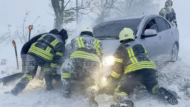 Снежни бури: Близо 2500 души бяха спасени в Одеска област, най-малко 10 са загиналите в Украйна