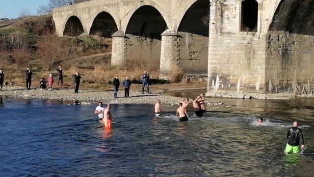 Двама русенци хванаха кръста в Янтра под моста на Колю Фичето