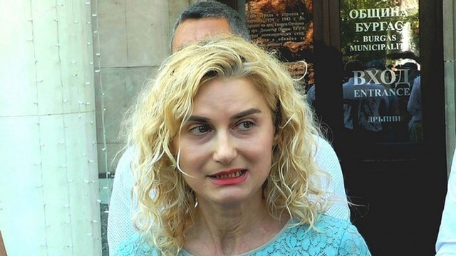 Зарица Динкова: Темата с оставките се изтърка, аз не съм министър само на ресторантьорите