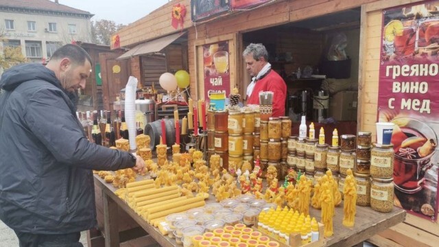Традиция, възстановена след 15 години: Базар на меда и пчелните продукти започна в Плевен (СНИМКИ)
