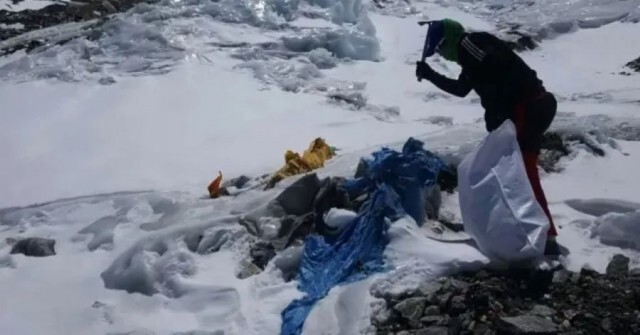 Нови правила: Изкачващите Еверест трябва да връщат екскрементите си в базовия лагер