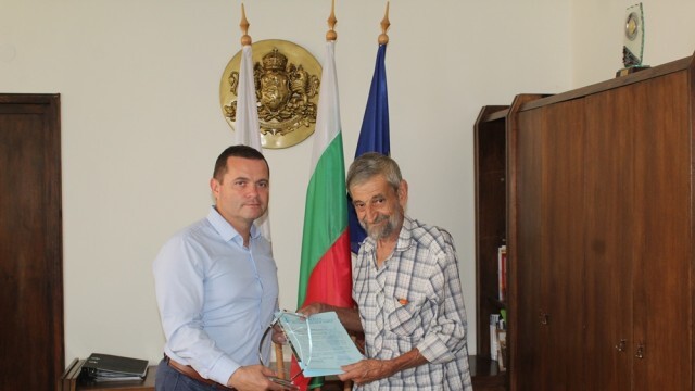 Дългогодишният съдия по водомоторен спорт Христо Басарболиев бе награден от Пенчо Милков