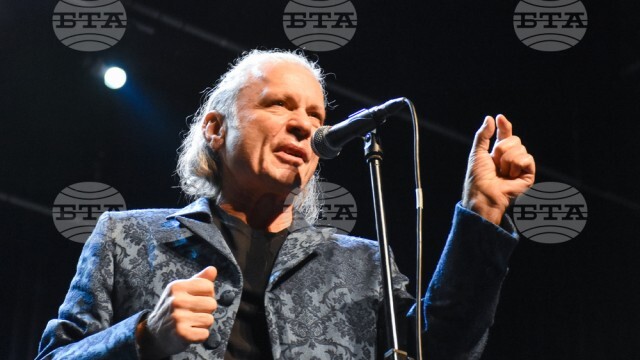Брус Дикинсън пя българска фолклорна песен под съпровода на Теодосий Спасов
