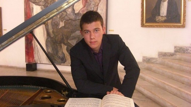 Младият пианист Стефан Бонев с концерт в зала „Катя Попова“