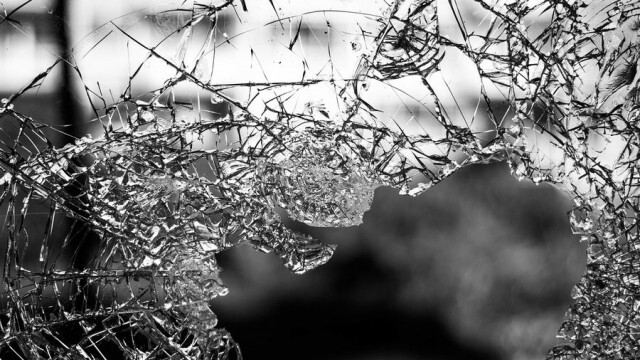 Мъж с криминален актив изпотроши стъклата на свой съгражданин и се укри