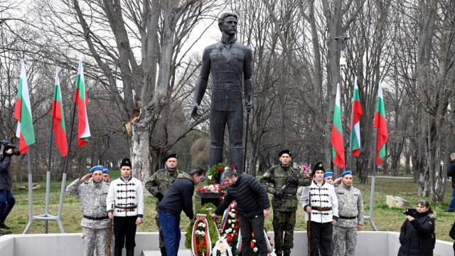 Русенските социалисти поднесоха цветя на паметника на Апостола