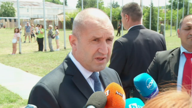 Радев: Премиерът лично призна, че България изнася оръжие за Украйна