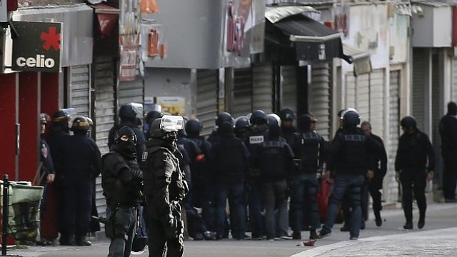 Париж: Мъж и жена са се самовзривили при полицейския щурм в Сен Дени